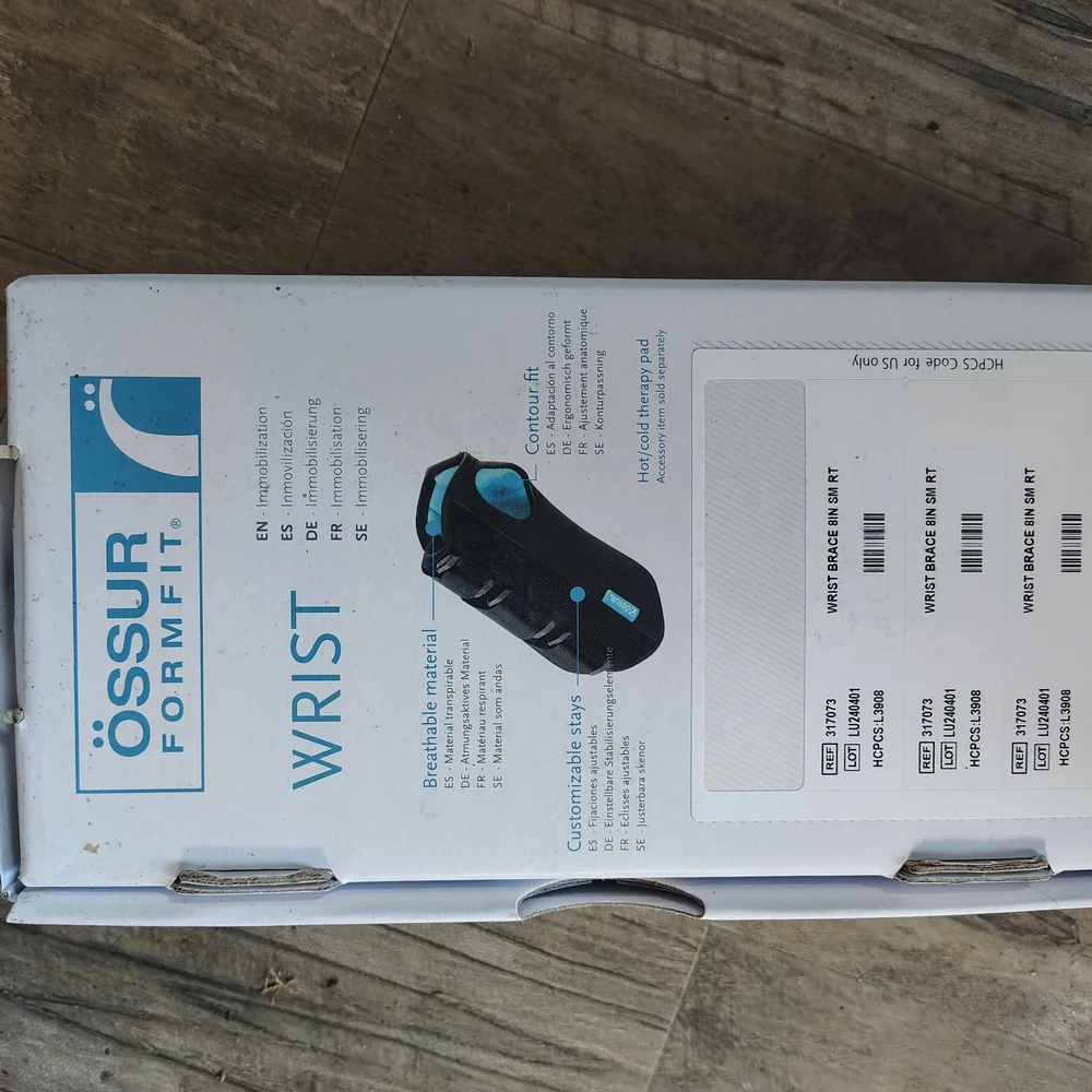 Formfit Wrist Brace - Black and Blue